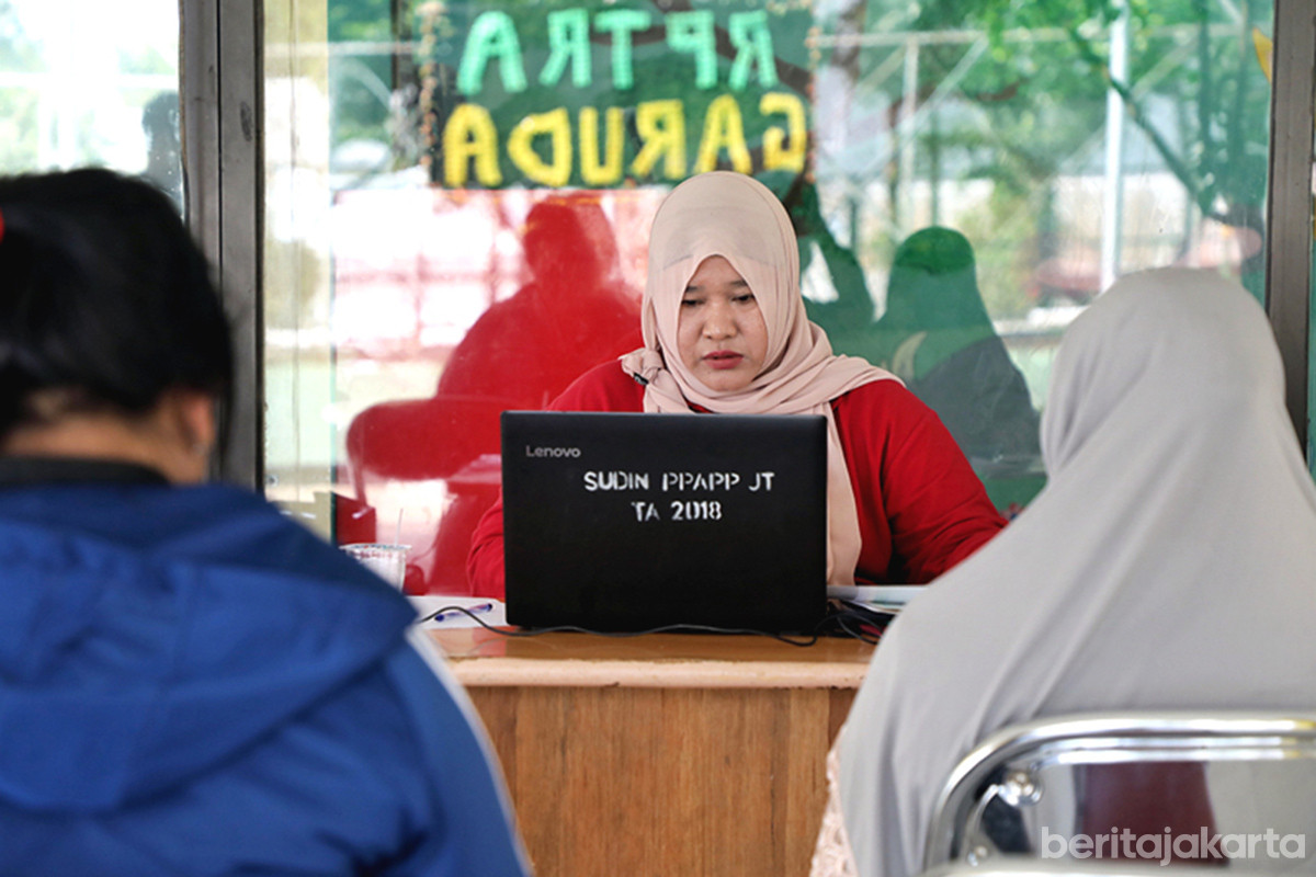Warga mengajukan aduan melalui Pos SAPA di RPTRA