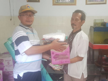 Sudin Sosial Jaktim Berikan Bantuan Korban Kebakaran di Jatinegara