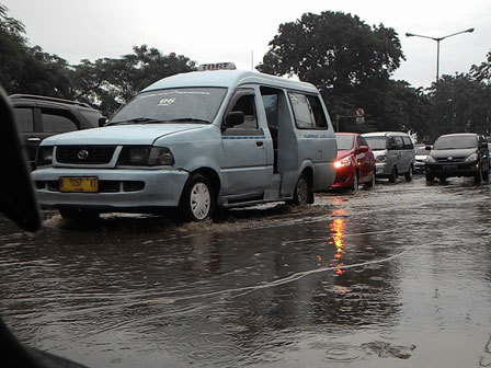 Jl Raya Bogor Tergenang, Lalin Macet Total