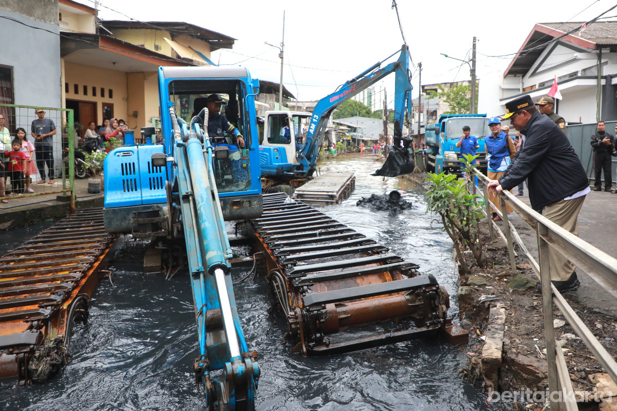Pramono meninjau pengerukan Kali Cakung Lama