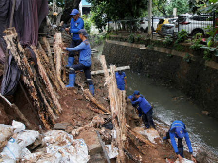  Petugas Gabungan Lakukan Perbaikan Sementara Turap Amblas di Kali Phb Cikoko