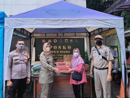 Paket Sembako Dibagikan untuk Warga Isoman di Kelurahan Cempaka Putih Timur