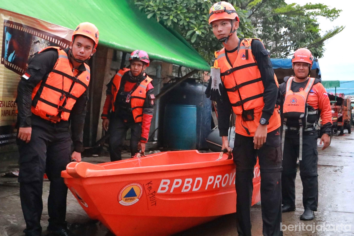 Petugas BPBD bersiap siaga dengan Perahu untuk mobilisasi warga saat banjir