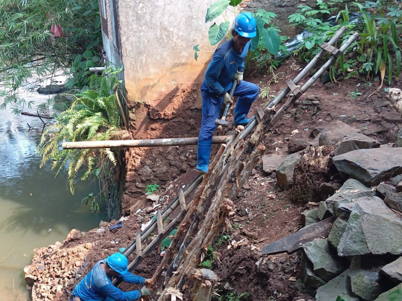 Satgas SDA Pasangi Dolken Turap Longsor di Cibubur 