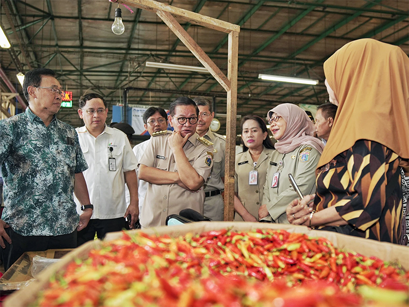 Tinjau Pasar Induk Kramat Jati, Pramono Pastikan Stok Pangan Aman