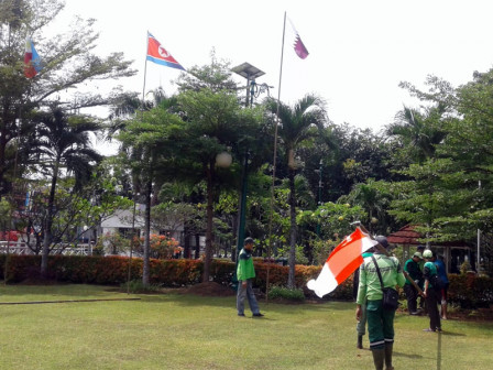  Halaman Kantor Pemkot Jakbar Dihiasi Bendera Peserta Asian Games 