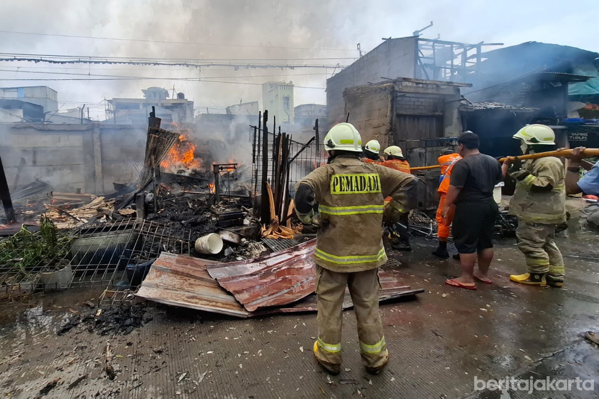 Kebakaran Lapak di Pademangan Timur Berhasil Dipadamkan 