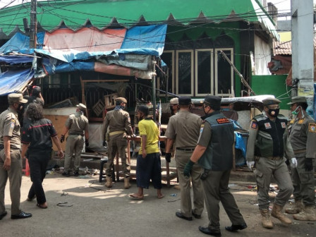 Petugas Gabungan Halau PKL di Pasar Gembrong