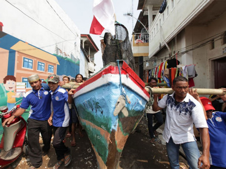 Warga Blok Empang Kaliadem Gelar Arak Perahu 