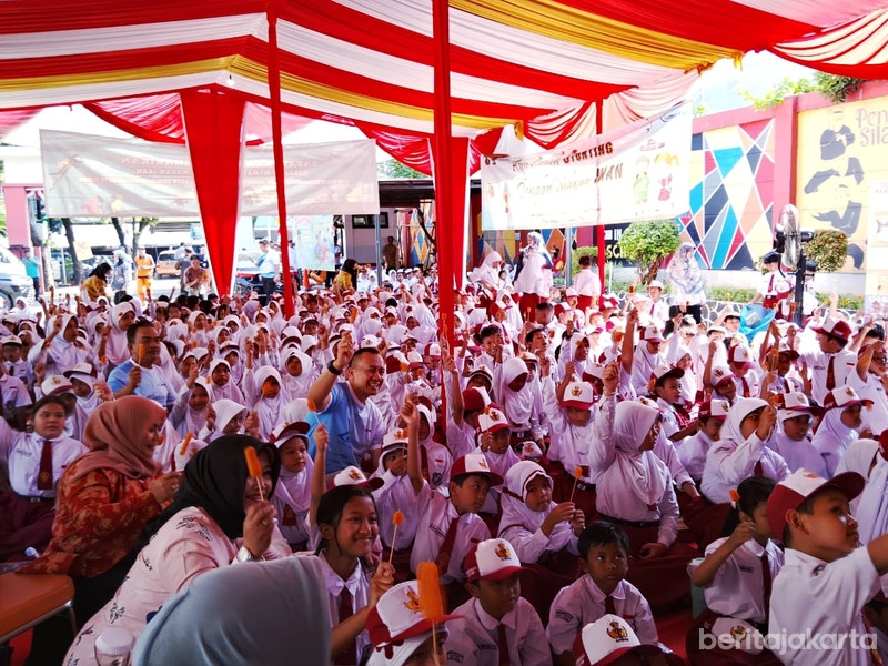 Siswa SDN Lubang Buaya 13 mengikuti Kampanye gerakan Memasyarakatkan Makan Ikan (Gemarikan) 