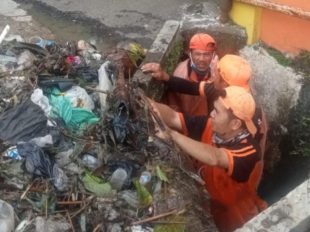 Picu Banjir, PPSU Bersihkan Gorong-Gorong di Jl H. Nisin Pekayon