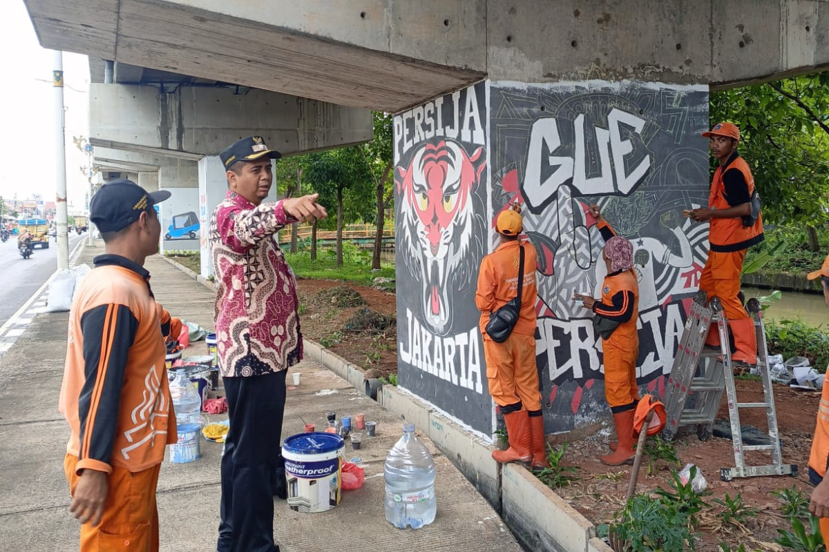 PPSU Lubang Buaya membuat mural di tiang Tol Becakayu