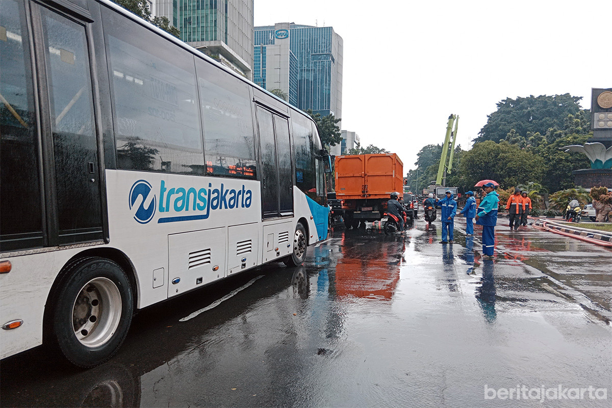Layanan Transjakarta alami penyesuaian rute imbas jalan tergenang