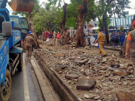  112 Personel Gabungan Jaga Proyek Penataan Trotoar di Jl Mayjen Soetoyo 