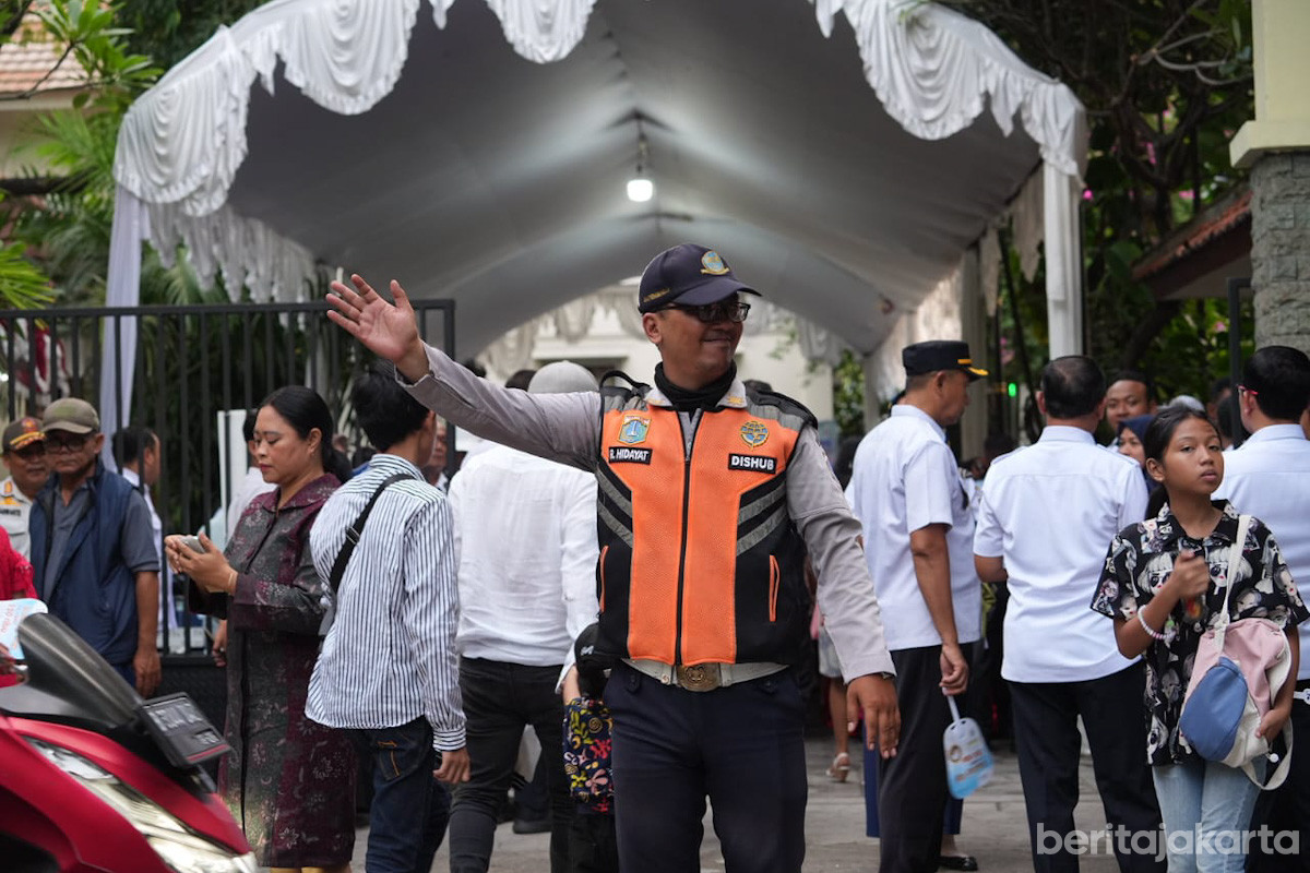 Personel Sudinhub Jakut mengatur lalu lintas saat Natal