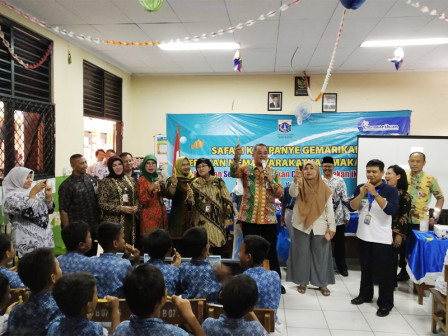  Bayu Kampanyekan Gemar Ikan di SDN 07 Johar Baru 