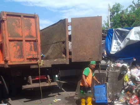  Sampah di Jalan Inspeksi Diangkut Sudin LH Jakbar