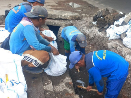 Saluran di Jalan Ciledug Raya Dikuras 