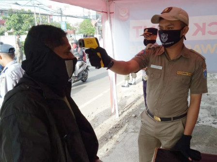 25 Petugas Gabungan Lakukan Pengawasan PSBB di Jl Raya Bogor
