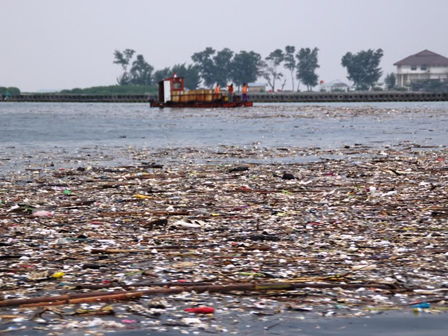 Sampah Memadati Pulau Pramuka 