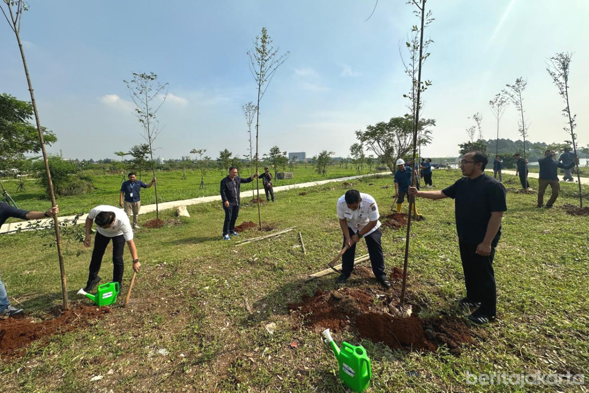 Pohon Pelindung Ditaman di Danau Citra 8 Pegadungan