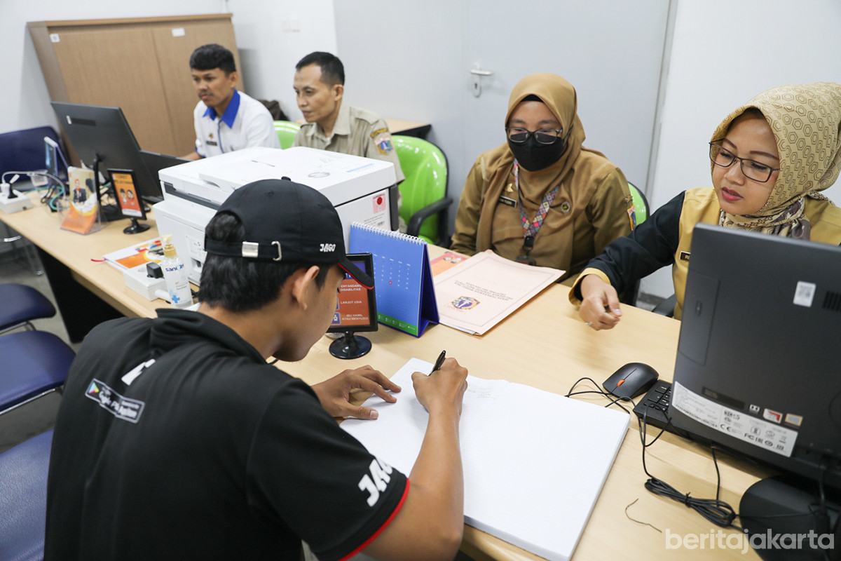 Petugas melayani warga mengurus dokumen Nomor Induk Berusaha (NIB)