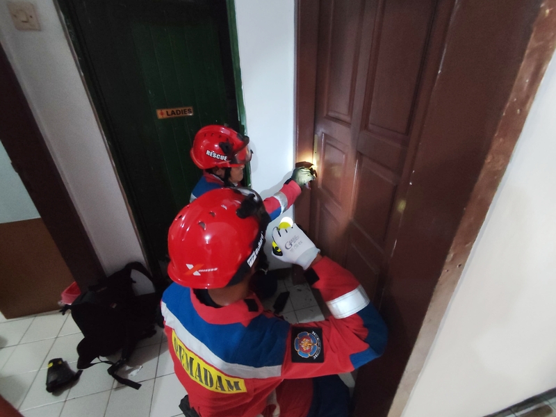 Gulkarmat Jaktim Evakuasi Balita Terkunci di Kamar Tidur
