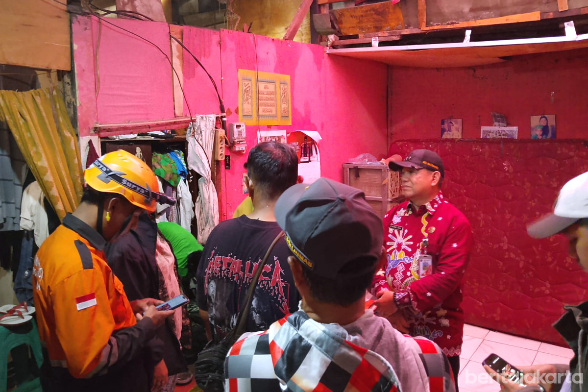 Jajaran kecamatan matraman meninjau lokasi atap rumah ambruk di Pisangan Baru