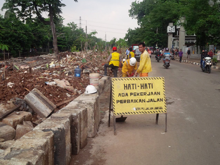 Sudin Bina Marga Pasang Kanstin Di Jalan Rawajati Barat