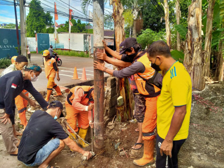 PPSU Cilangkap Bantu Warga Kerjabakti Membuat Gapura 