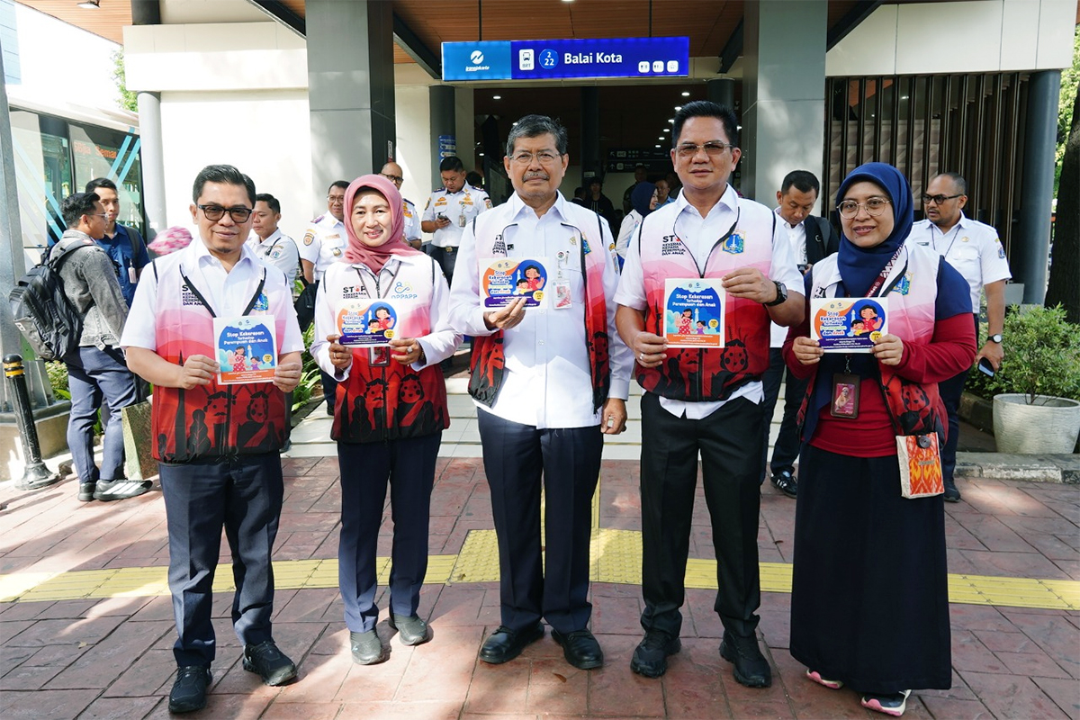 Sekda Marullah saat mengikuti kegiatnn penempelan dan pembagian stiker antikekerasan