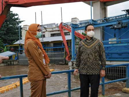 Tinjau Pintu Air Manggarai, Gubernur Anies Pastikan Pemprov DKI Siaga, Tanggap, dan Galang Antisipas