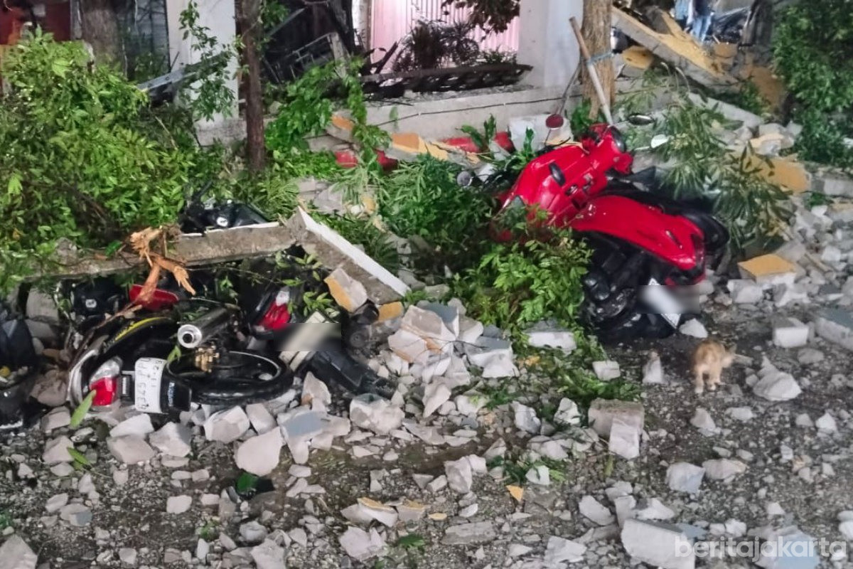 Sepeda Motor dan Ambulans Tertimpa Atap GOR Serdang Roboh 