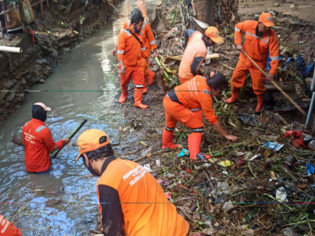 PPSU Bersihkan Sampah dan Lumpur Sisa Banjir Cipinang Melayu 