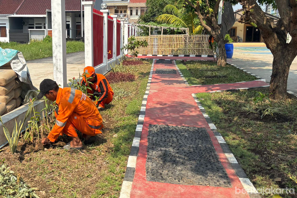 Penatataman Kawasan di Jalan Permata Hijau 