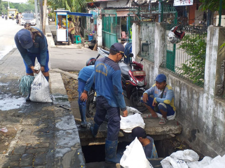 Pengurasan Saluran Jalan Lingkar Luar Capai 95 Persen