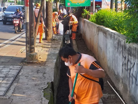 Saluran dan Tali Air di Jl KH Guru Amin dibersihkan