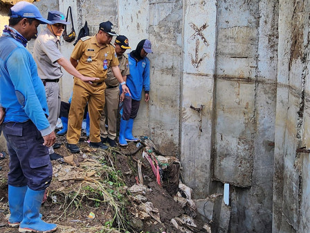  Sheet Pile Kali Angke Rusak di Kembangan Diperbaiki