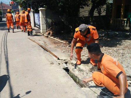  10 PPSU Lubang Buaya Atasi Saluran Air Tersumbat di Jalan Pagelarang 