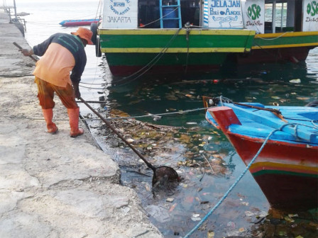 Sudin LH Kepulauan Seribu Maksimalkan Pembersihan Sampah Teluk Jakarta