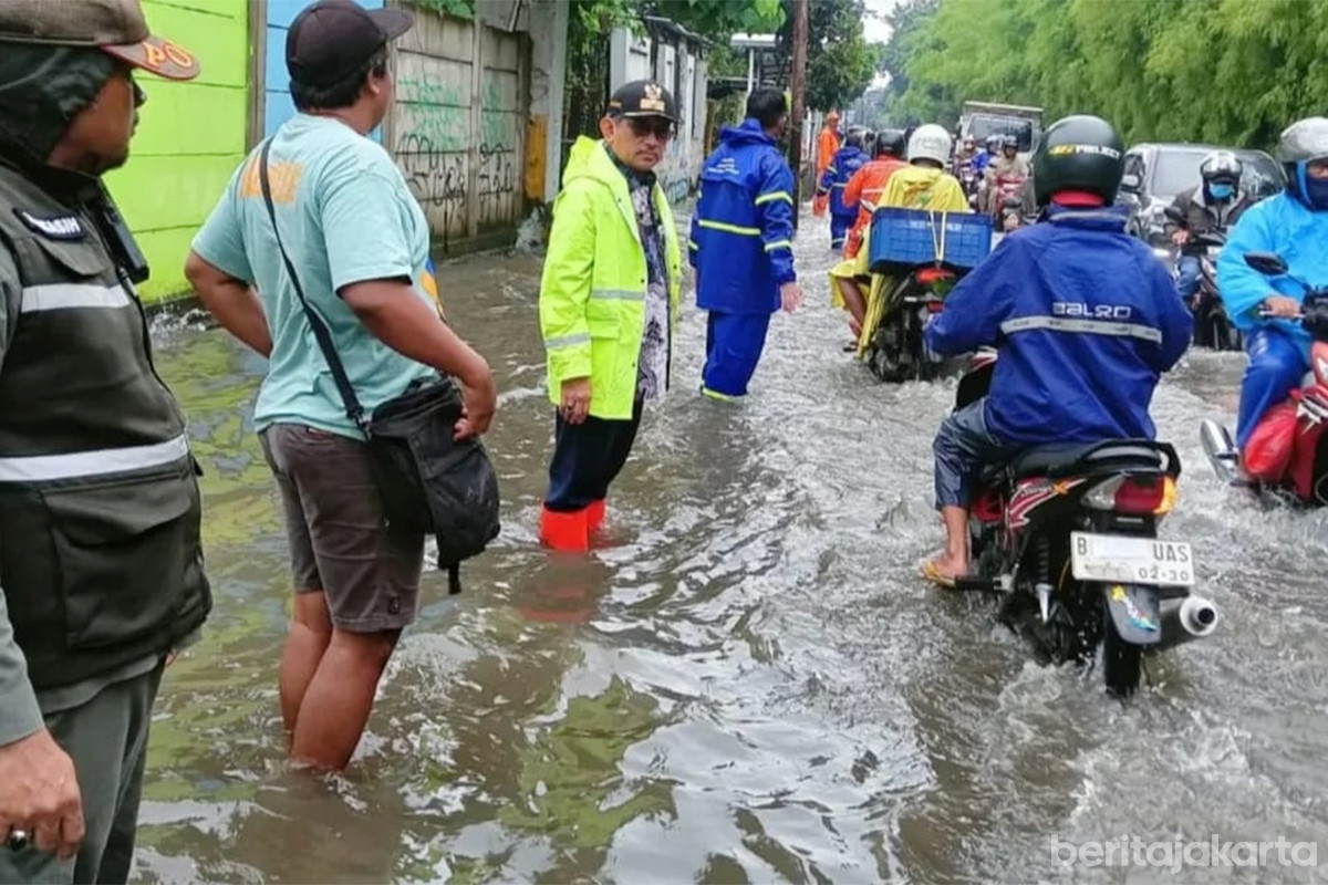 Petugas gabungan lakukan penanganan genangan di Kedoya Selatan