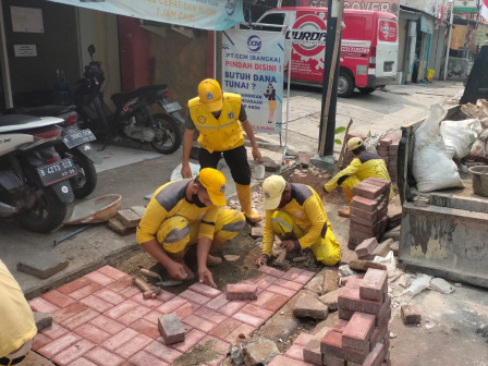 Sudin Bina Marga Jaksel Perbaiki Trotoar di Jalan Duren Tiga Raya