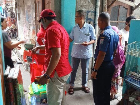 PMI Jaktim Berikan Bantuan Penyintas Kebakaran di Pulogadung