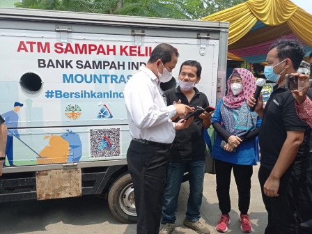 Wali Kota Jakut Luncurkan Mobil ATM Sampah Keliling 