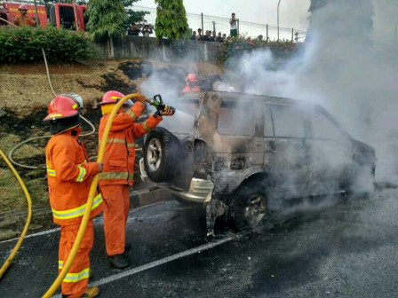 Mobil Terbakar di Tol JORR Berhasil Dipadamkan