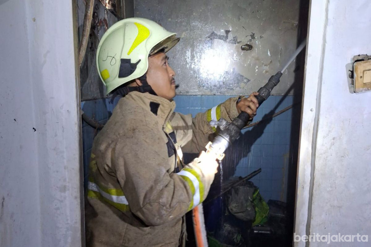 Petugas sedang memadamkan kebakaran rumah di Pademangan Timur