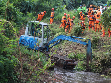 250 Personel Gabungan Dikerahkan Grebek lumpur di Kali Pulo