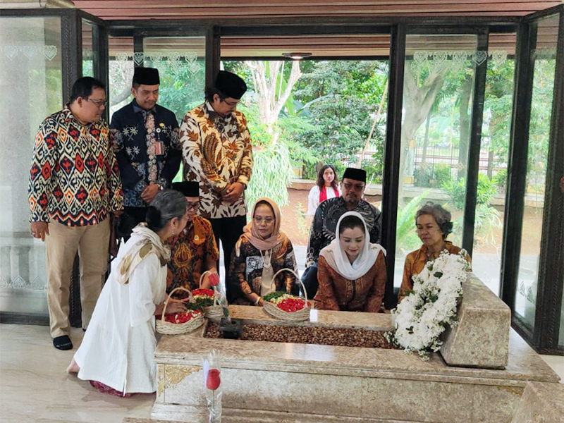 Peringati Harkopnas, Dewan Koperasi Ziarah ke Makam Bung Hatta