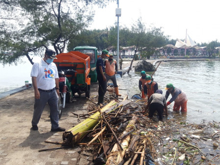 Lima Meter Kubik Berhasil Diangkut Saat Gerebek Sampah di Pulau Tidung 