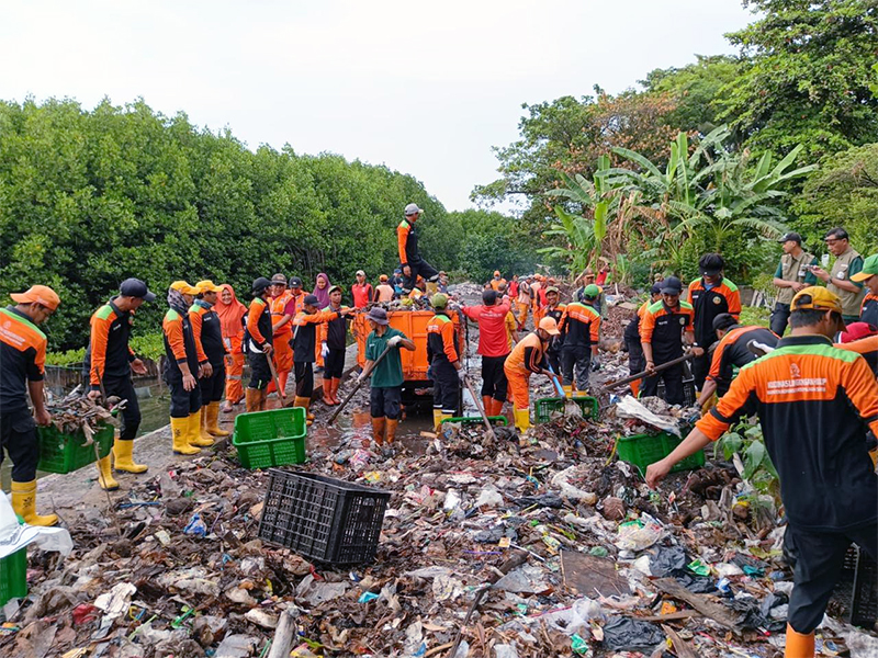  237 Meter Kubik Sampah Berhasil Diangkut dari Pulau Pramuka